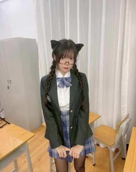 年轻的女教师2在线_高清高清视频播放